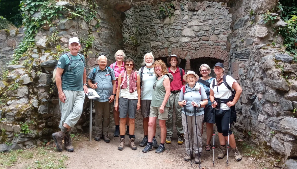 Wandergruppe vor der Ruine Rodenstein | © DAV Offenbach
