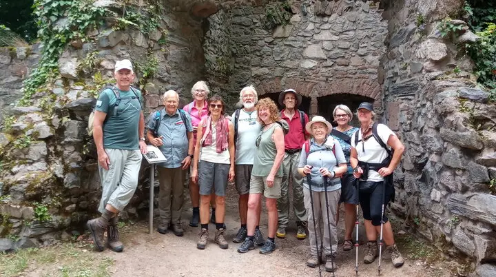 Wandergruppe vor der Ruine Rodenstein | © DAV Offenbach