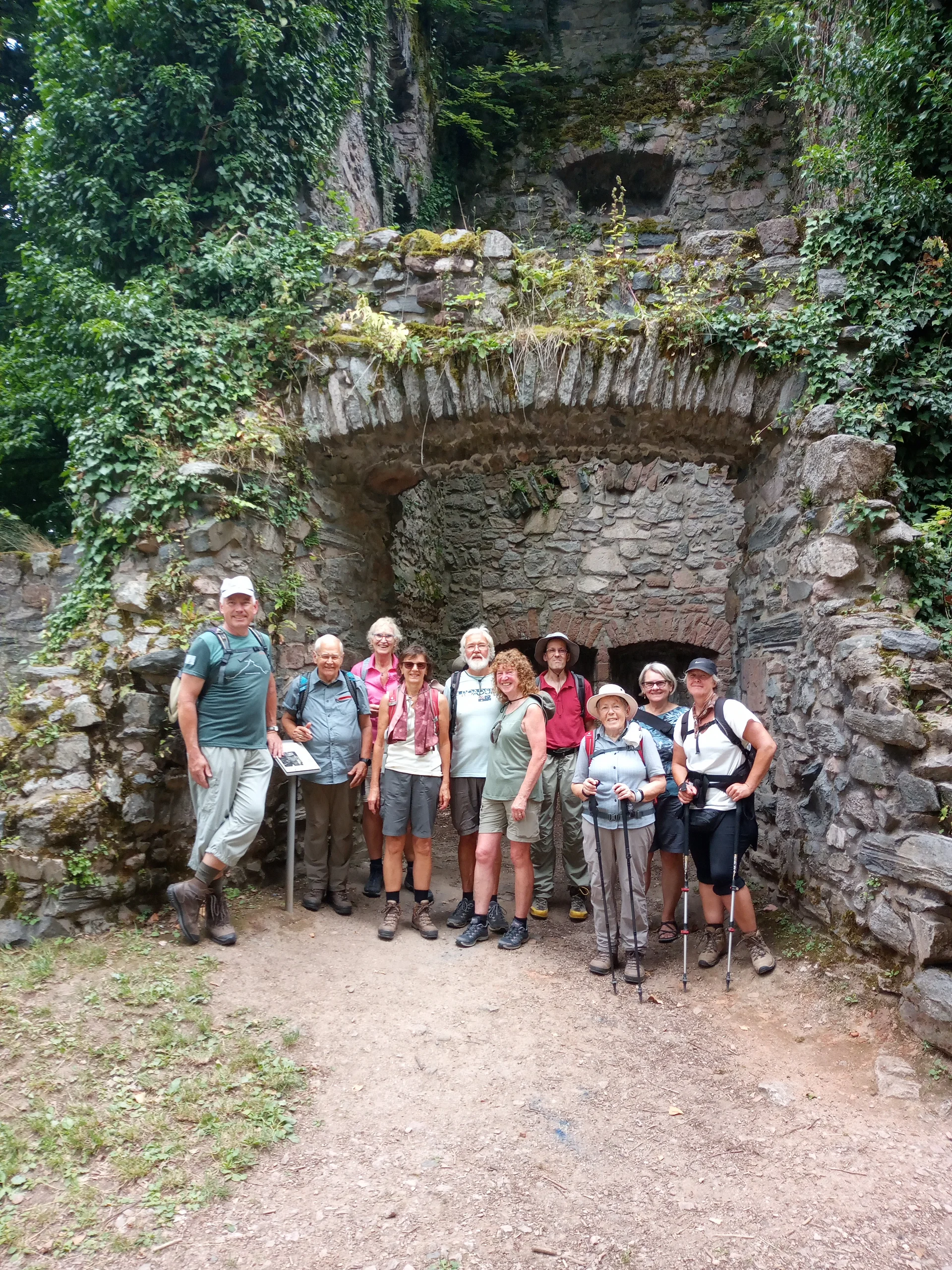 Wandergruppe vor der Ruine Rodenstein | © DAV Offenbach