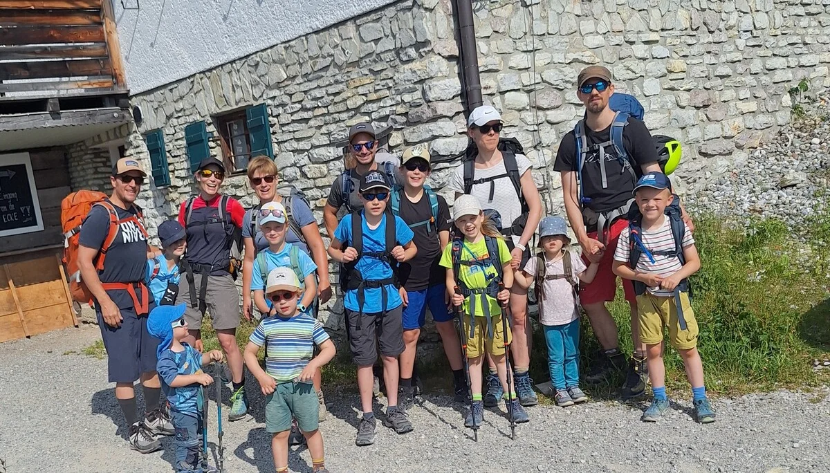 Familiengruppe vor der Gufferthütte | © DAV Offenbach
