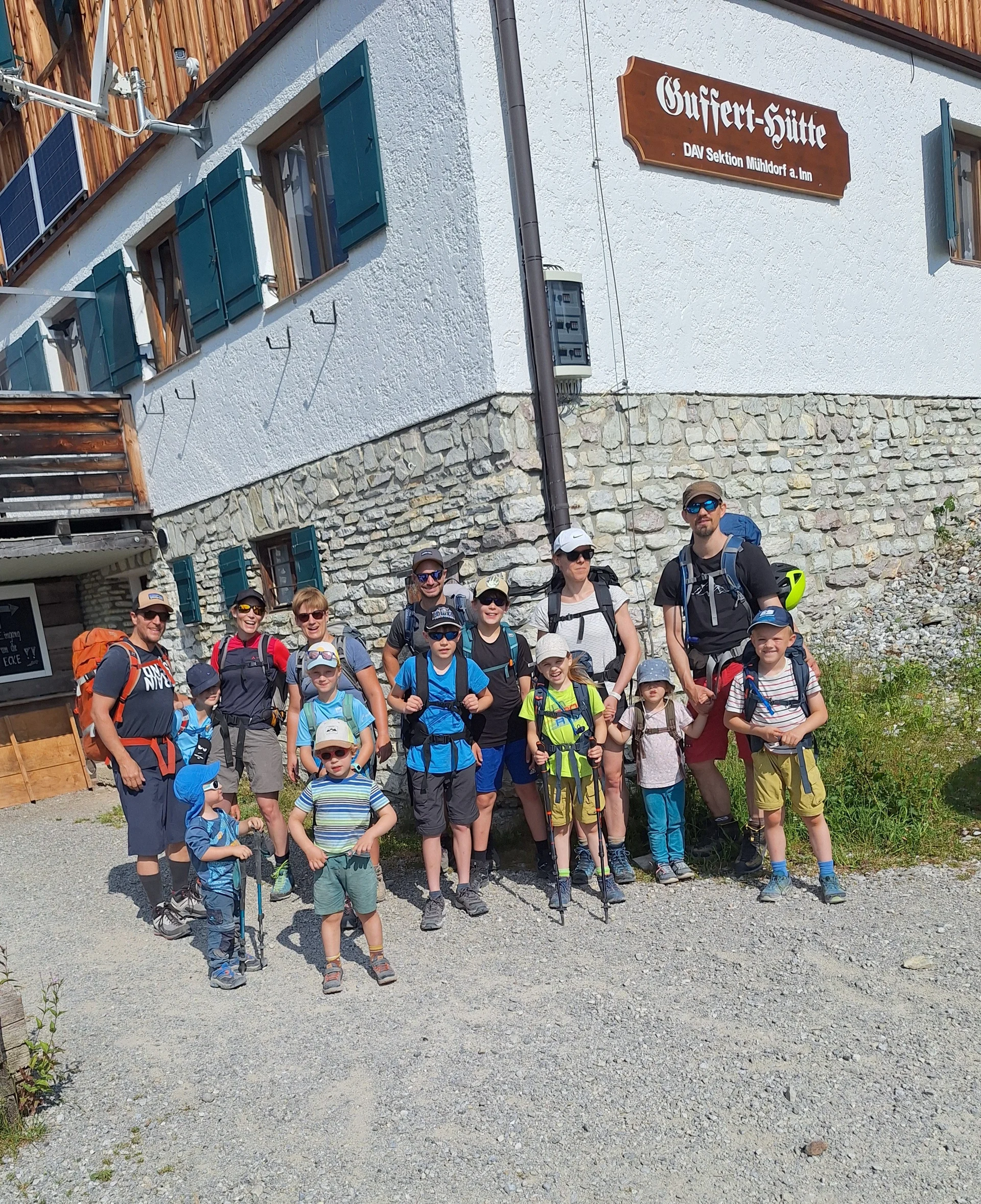 Familiengruppe vor der Gufferthütte | © DAV Offenbach
