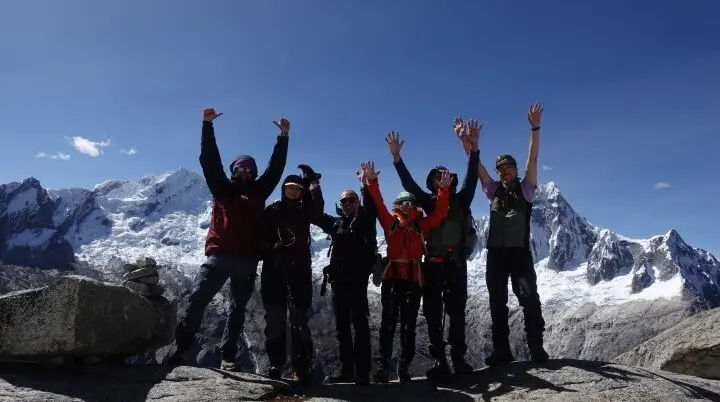 Jubelnde Gruppe in Peru am Sentillo um 5000m | © Sascha Mache