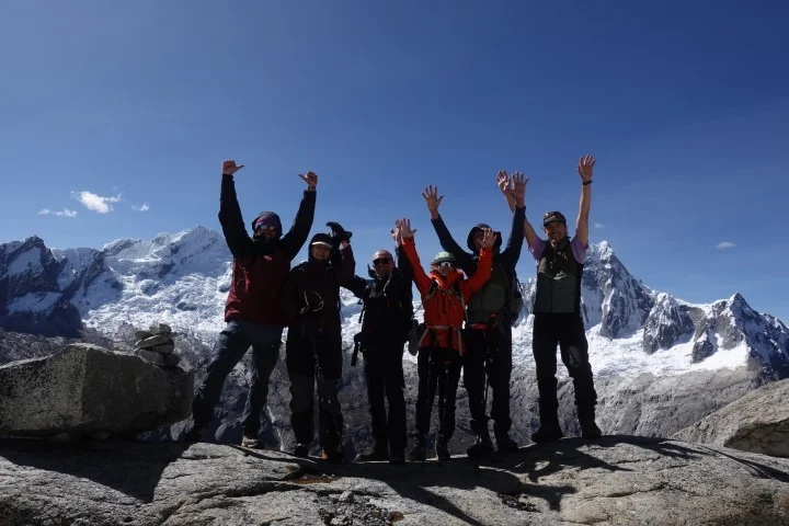 Jubelnde Gruppe in Peru am Sentillo um 5000m | © Sascha Mache