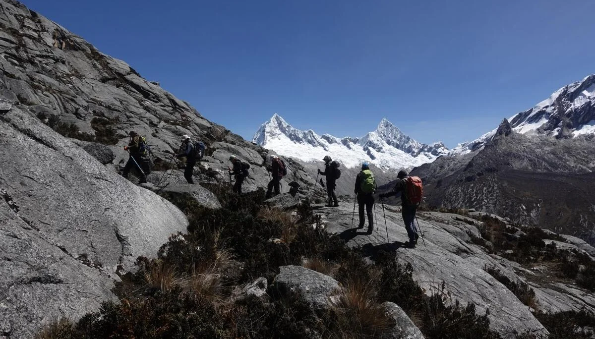 Gruppe unterwegs in der Hochgebirgswelt Perus | © Sascha Mache