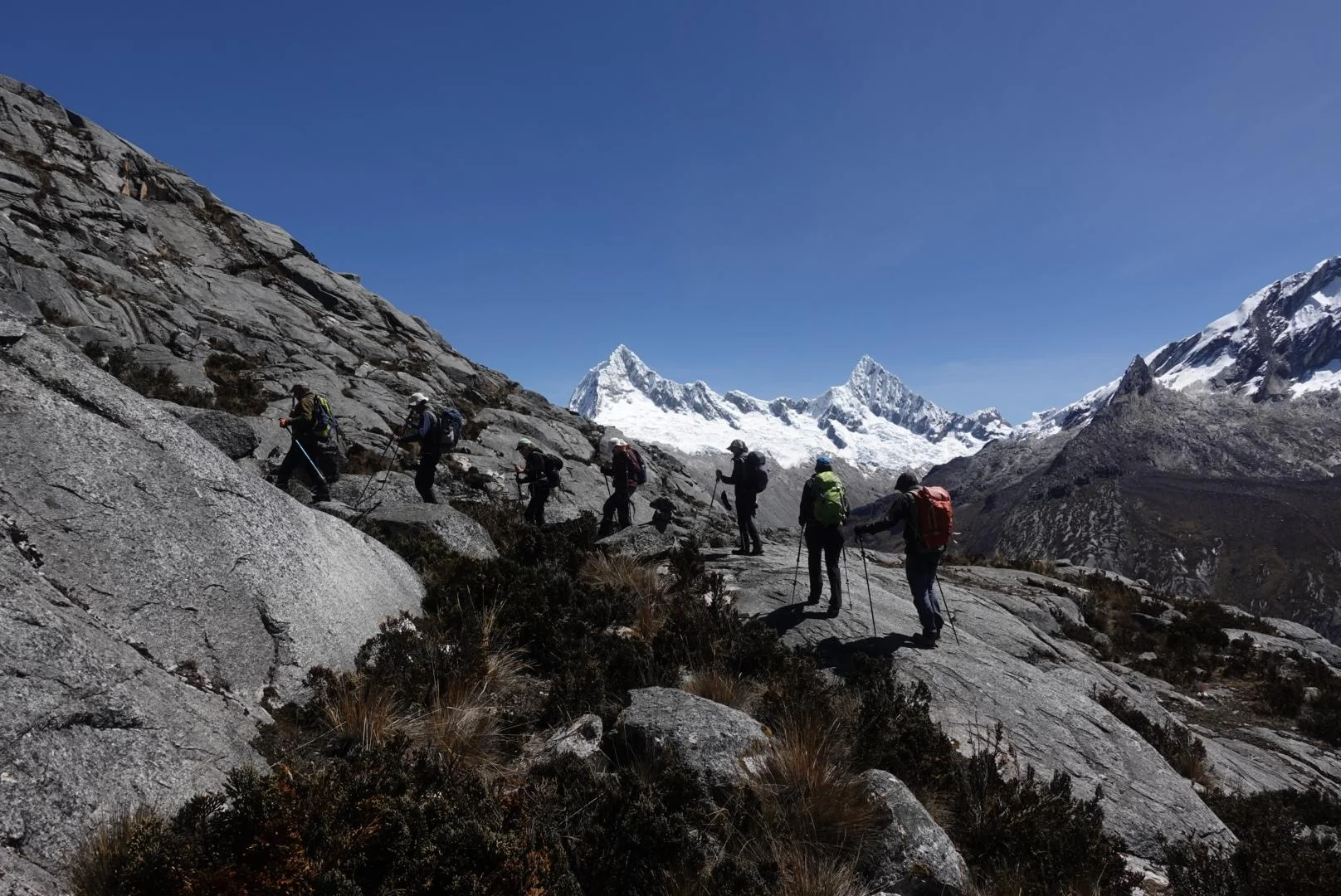 Gruppe unterwegs in der Hochgebirgswelt Perus | © Sascha Mache
