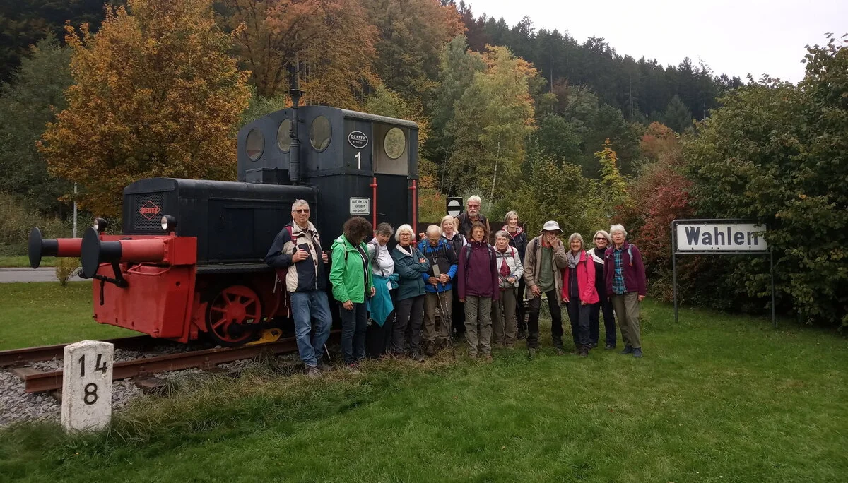 Wandergruppe am Bahnhof der Überwaldbahn in Wahlen im Odenwald | © DAV Offenbach, Holger Hanke