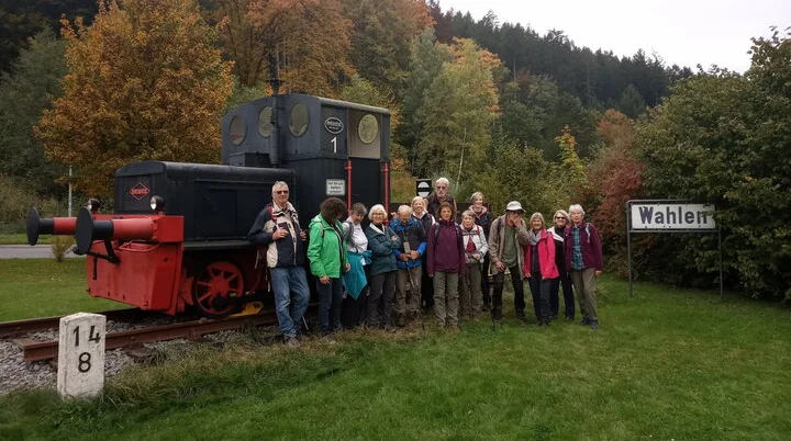 Wandergruppe am Bahnhof der Überwaldbahn in Wahlen im Odenwald | © DAV Offenbach, Holger Hanke