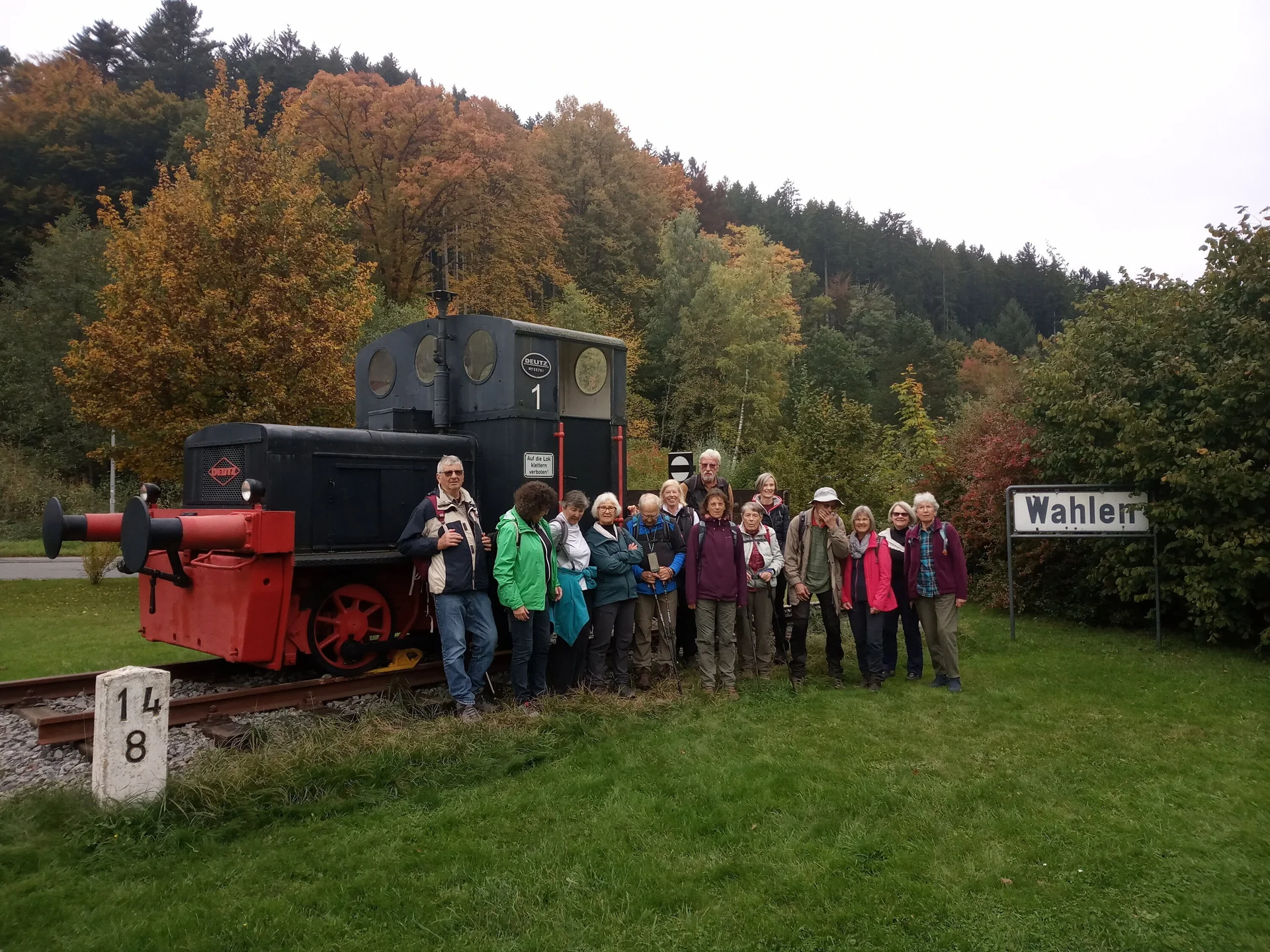Wandergruppe am Bahnhof der Überwaldbahn in Wahlen im Odenwald | © DAV Offenbach, Holger Hanke