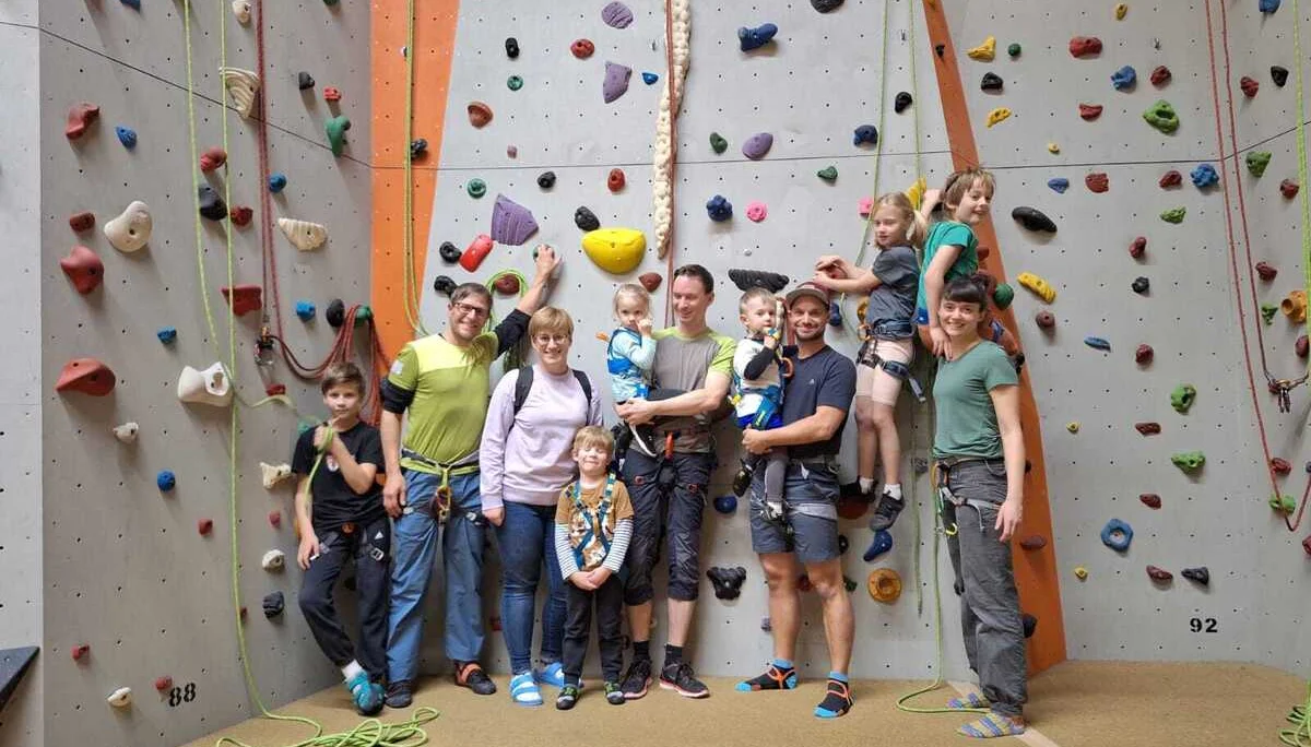 Familiengruppe vor der Kletterwand in der KletterBar | © DAV Offenbach, Daniel Schreiner