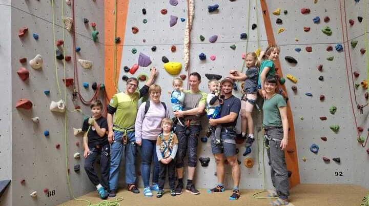 Familiengruppe vor der Kletterwand in der KletterBar | © DAV Offenbach, Daniel Schreiner
