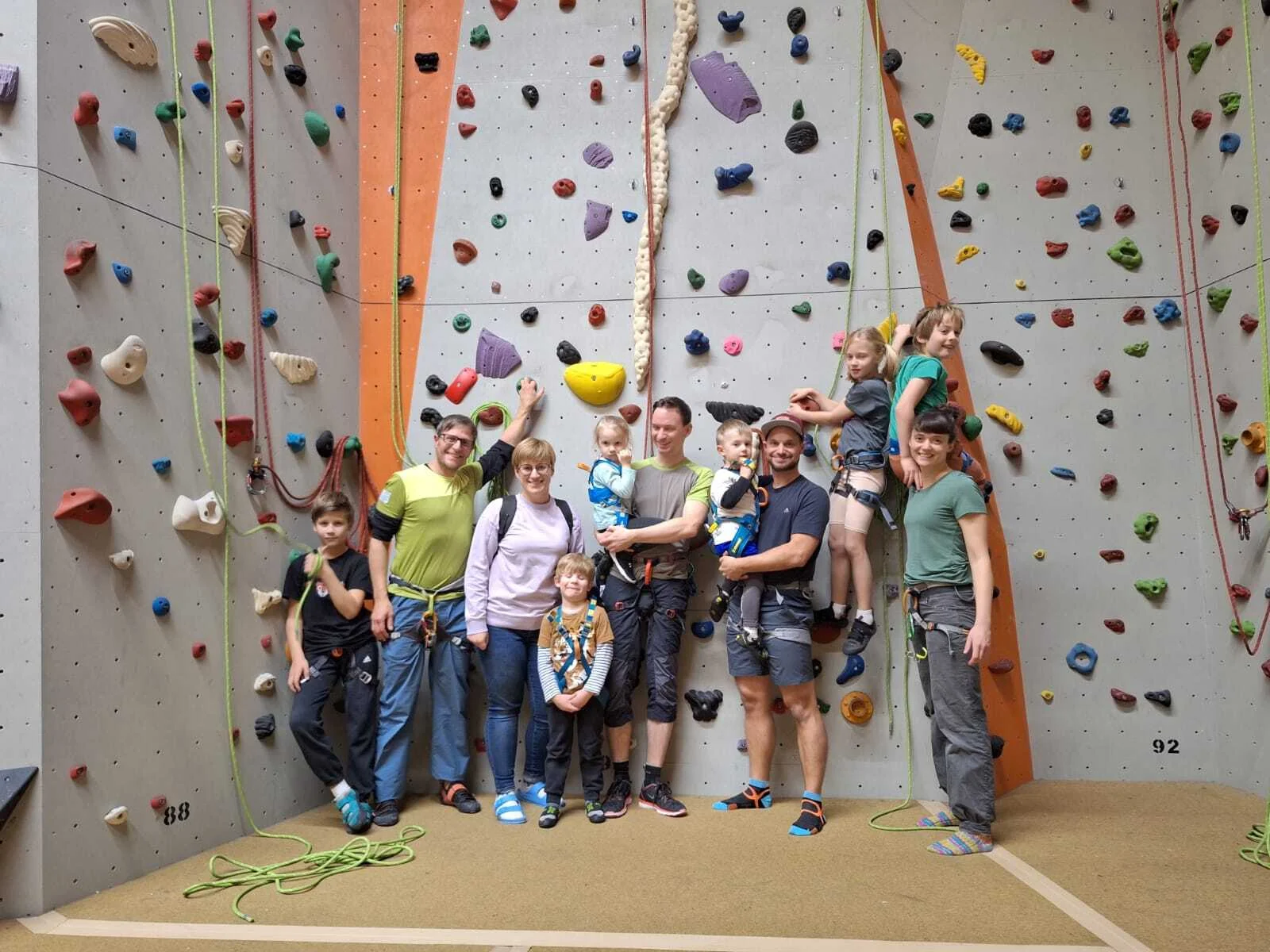 Familiengruppe vor der Kletterwand in der KletterBar | © DAV Offenbach, Daniel Schreiner