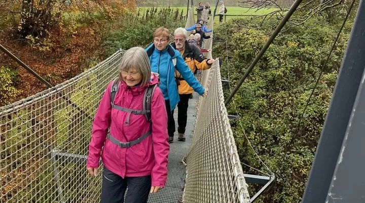 Wandergruppe auf einer Hängebrücke | © DAV Offenbach