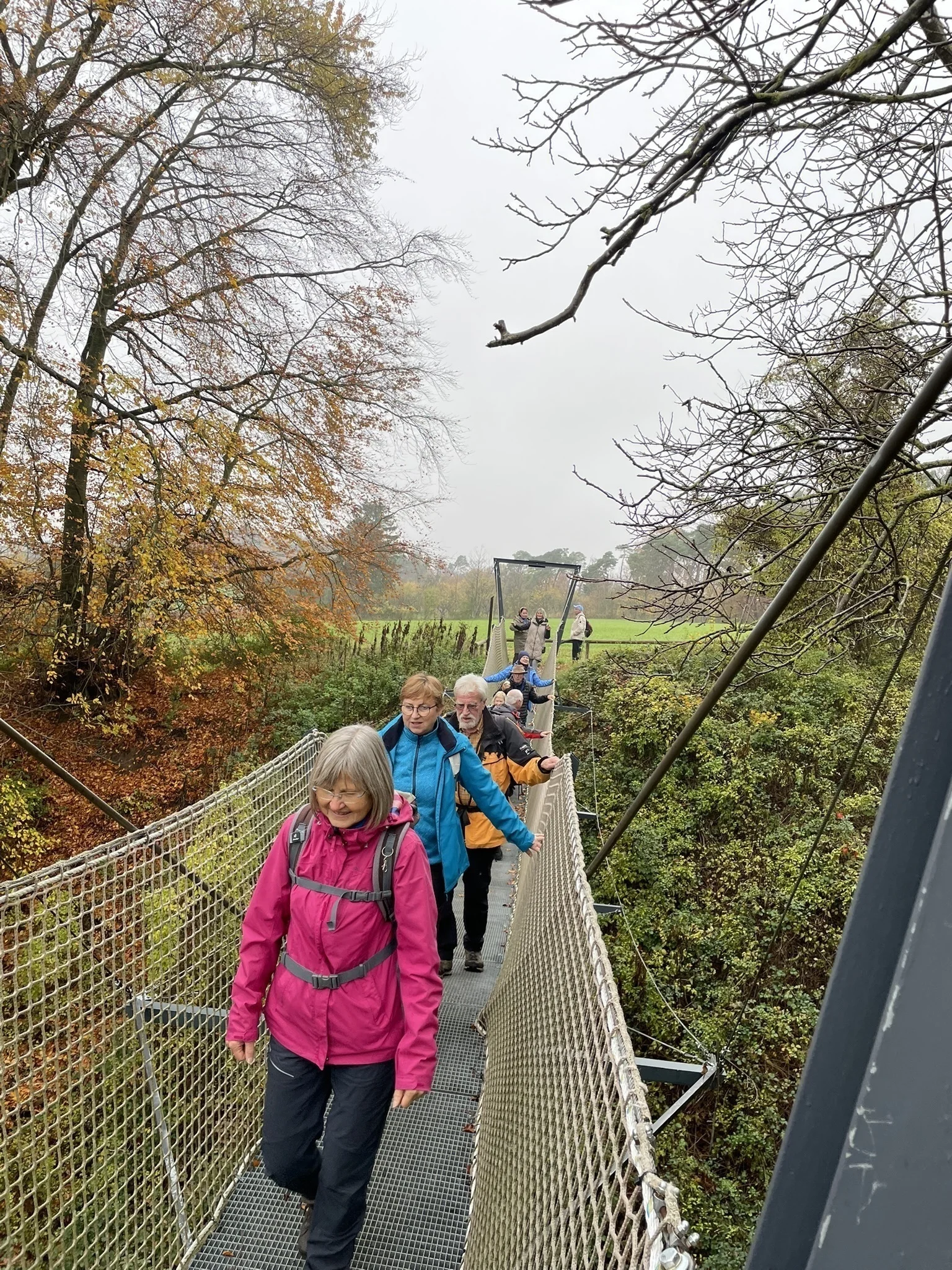 Wandergruppe auf einer Hängebrücke | © DAV Offenbach