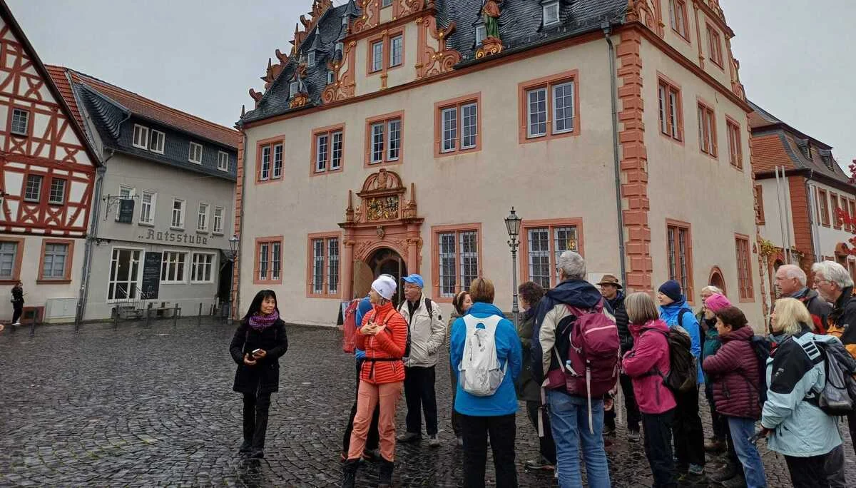 Wandergruppe vor dem Rathaus | © DAV Offenbach
