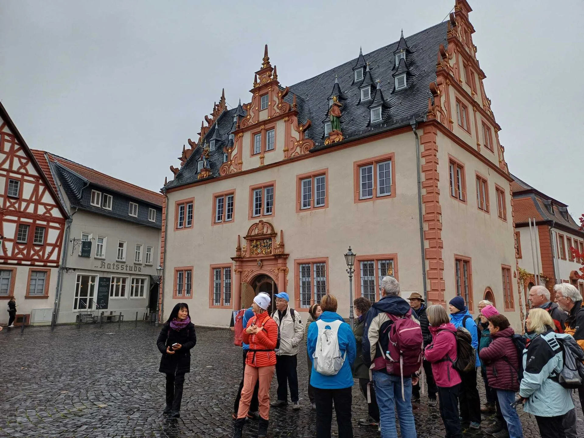 Wandergruppe vor dem Rathaus | © DAV Offenbach