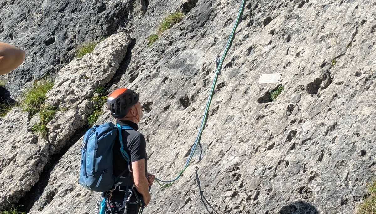 Michael sichert am Einstieg in Hepke Vitale | © DAV Offenbach