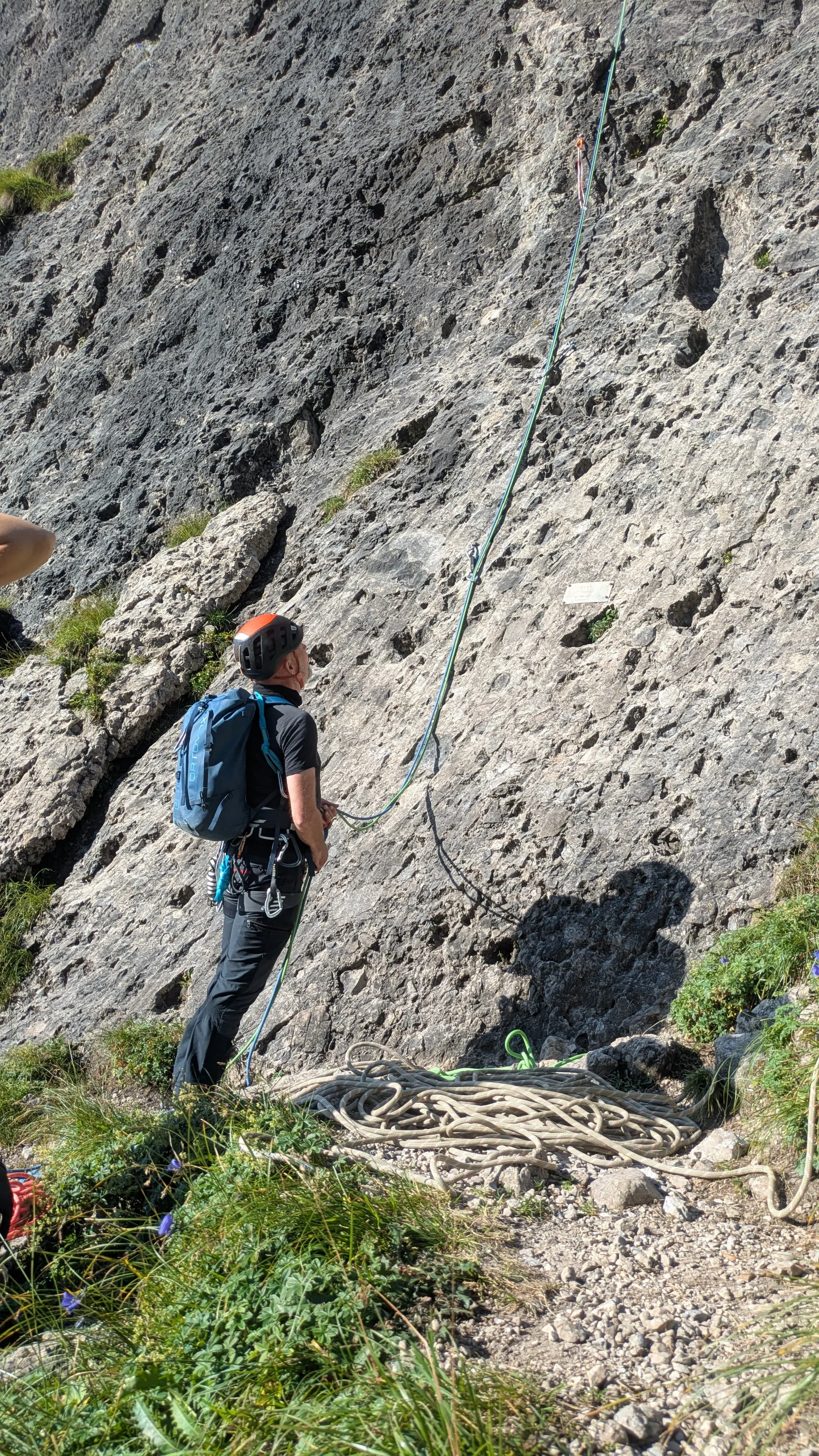 Michael sichert am Einstieg in Hepke Vitale | © DAV Offenbach