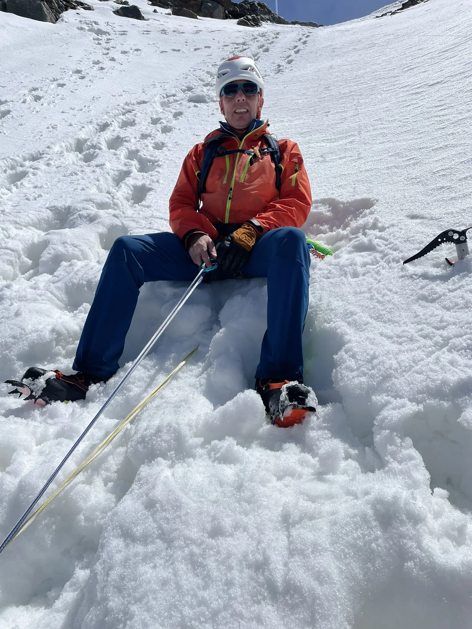 Michael sichert den Abstieg am T-Anker | © DAV Offenbach