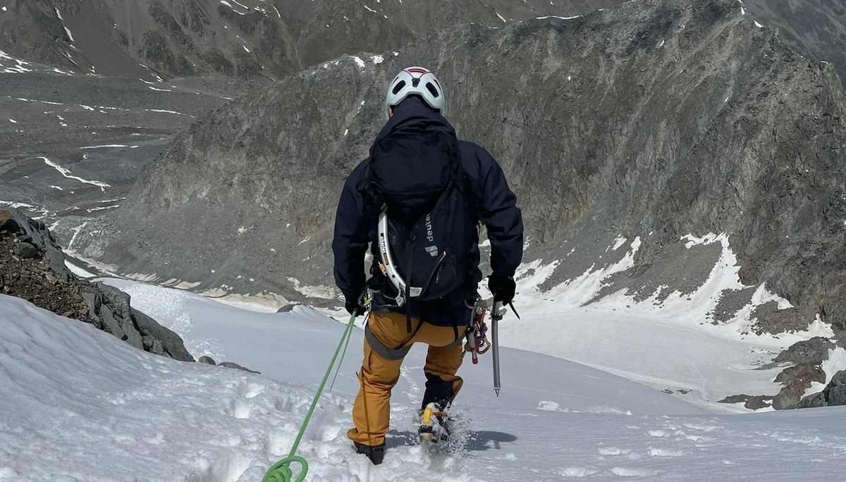 Felix im Abstieg am Fixseil | © DAV Offenbach