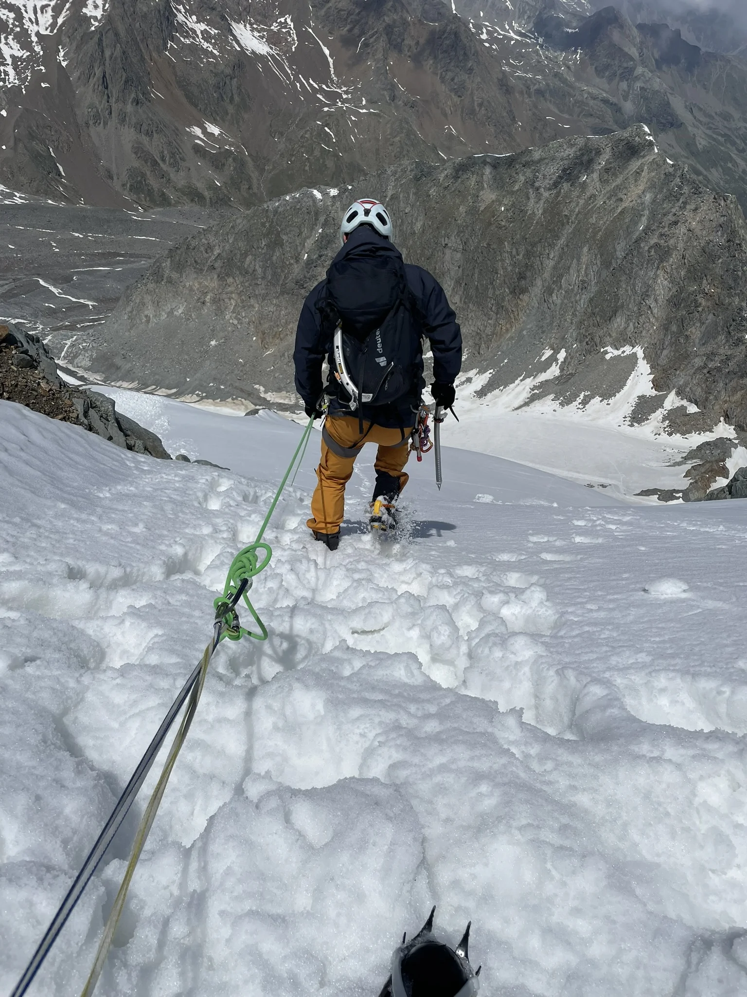 Felix im Abstieg am Fixseil | © DAV Offenbach