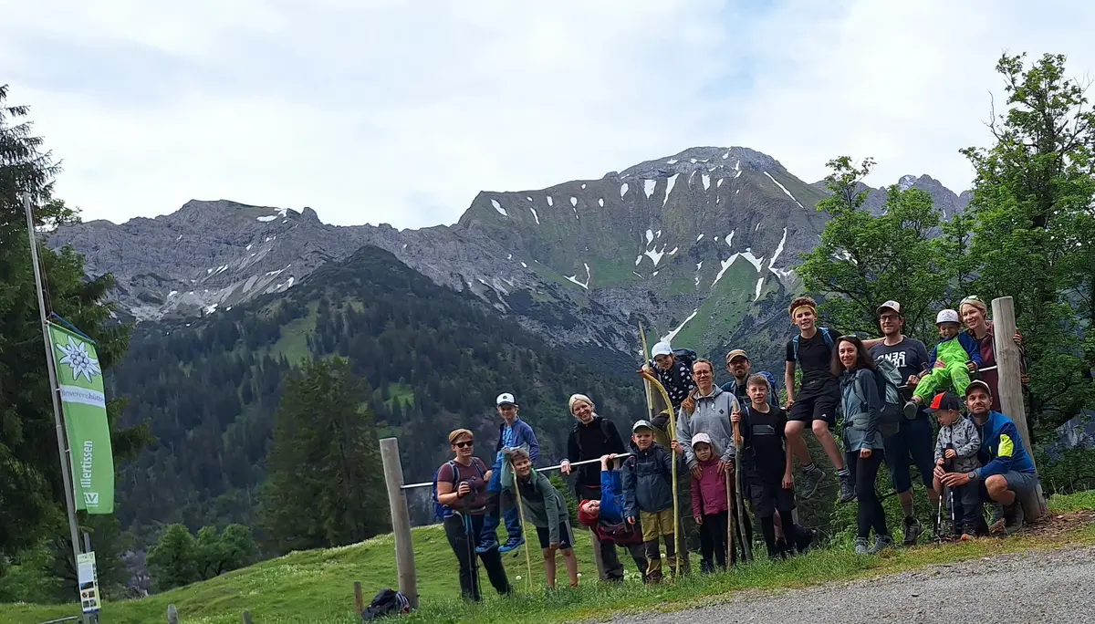 Familiengruppe vor Bergkulisse | © DAV Offenbach, Daniel Schreiner