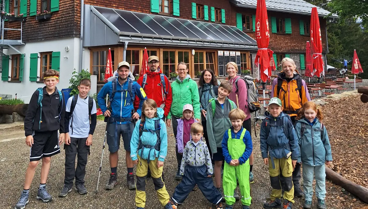 Familiengruppe vor der Schwarzenberghütte | © DAV Offenbach, Daniel Schreiner
