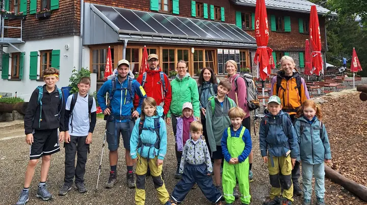 Familiengruppe vor der Schwarzenberghütte | © DAV Offenbach, Daniel Schreiner