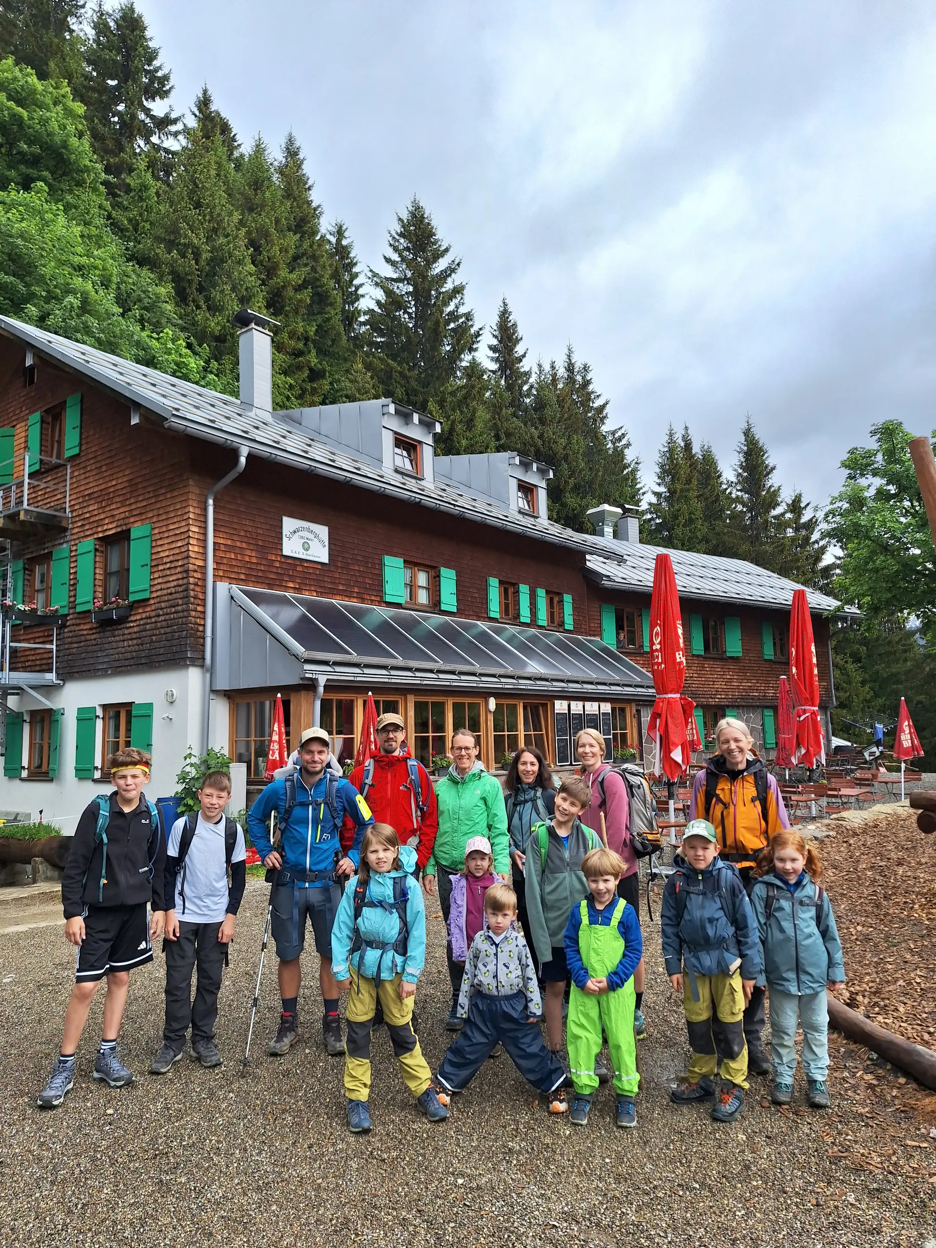 Familiengruppe vor der Schwarzenberghütte | © DAV Offenbach, Daniel Schreiner
