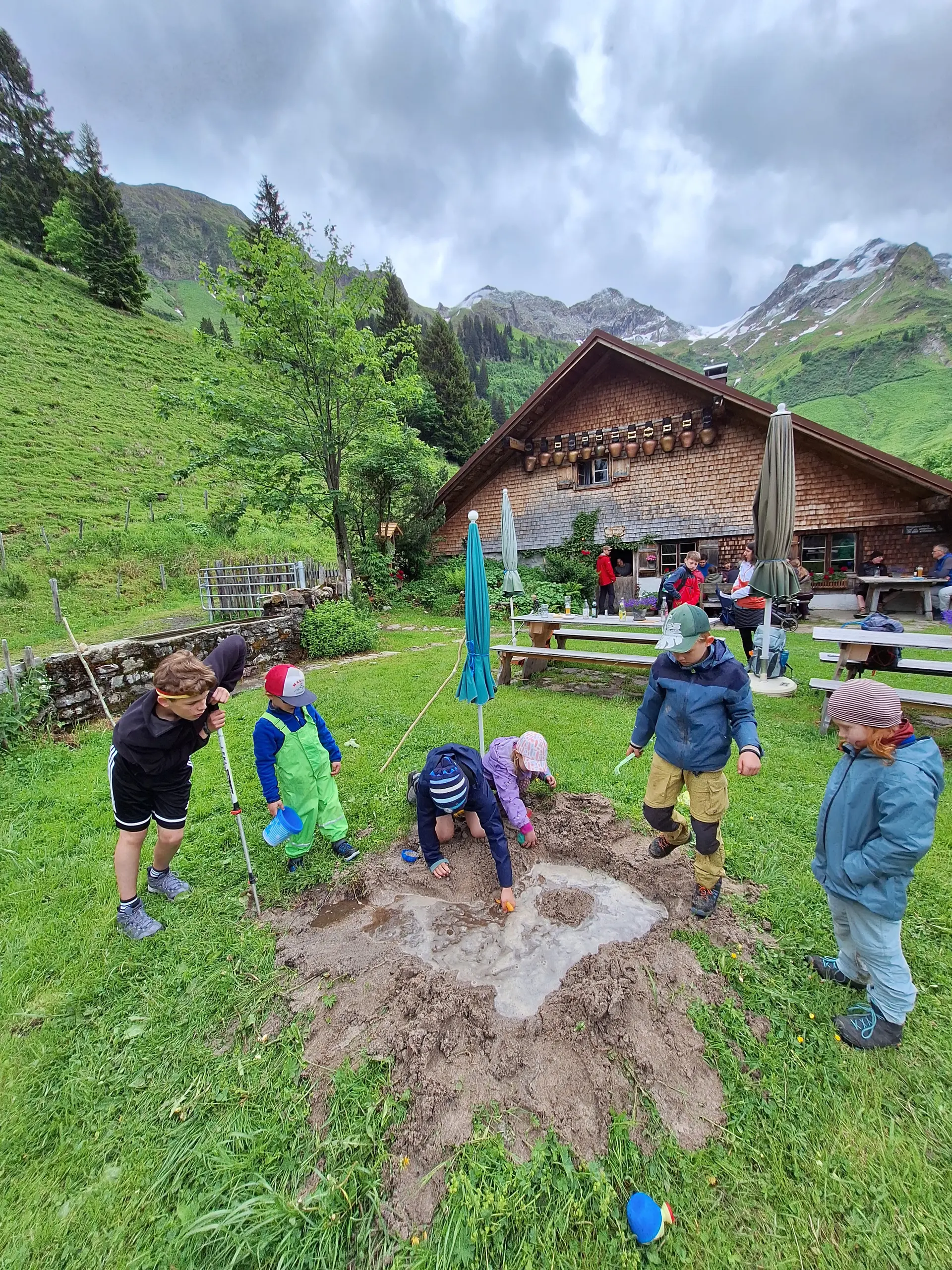 Spielgelegenheit vor de Schwarzenberghütte | © DAV Offenbach, Daniel Schreiner