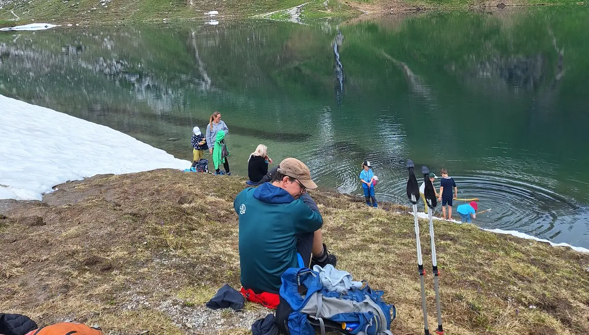 Wasserspiel am Bergsee mit Schneefeld | © DAV Offenbach, Daniel Schreiner