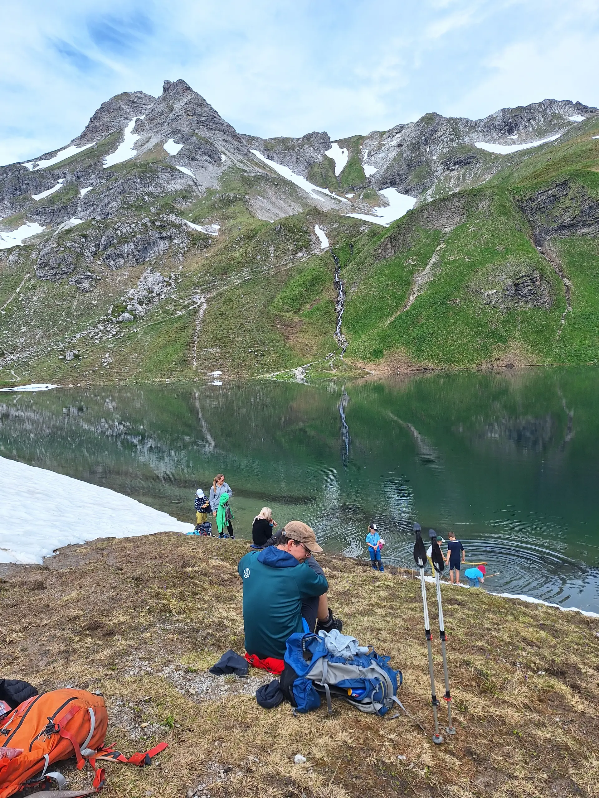 Wasserspiel am Bergsee mit Schneefeld | © DAV Offenbach, Daniel Schreiner