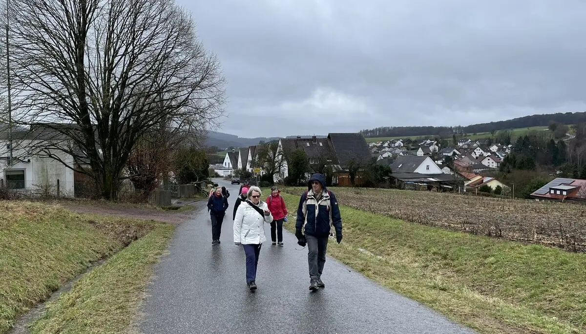Wandergruppe am Ortsausgang Schöllkrippen | © DAV Offenbach, Michael Jehrke