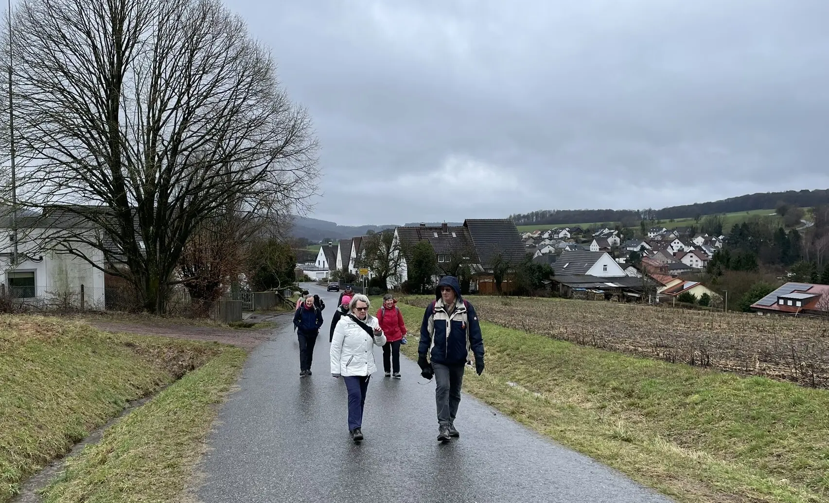 Wandergruppe am Ortsausgang Schöllkrippen | © DAV Offenbach, Michael Jehrke