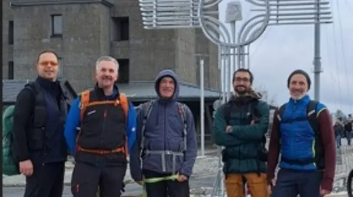 Das Gipfelteam am Feldberg bei sonnigem Winterwetter | © DAV Offenbach. Tobias Klein