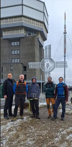 Das Gipfelteam am Feldberg bei sonnigem Winterwetter | © DAV Offenbach. Tobias Klein