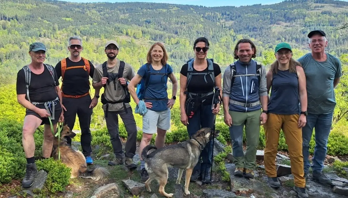Gruppe unterwegs mit Blick in den Taunus | © DAV Offenbach, Tobias Klein