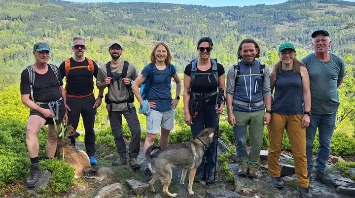 Gruppe unterwegs mit Blick in den Taunus | © DAV Offenbach, Tobias Klein