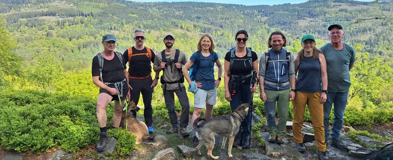 Gruppe unterwegs mit Blick in den Taunus | © DAV Offenbach, Tobias Klein