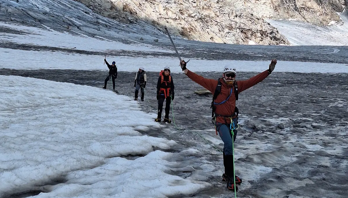 Gletscherseilschaft auf aperem Gletscher | © DAV Offenbach, Daniel Schreiner