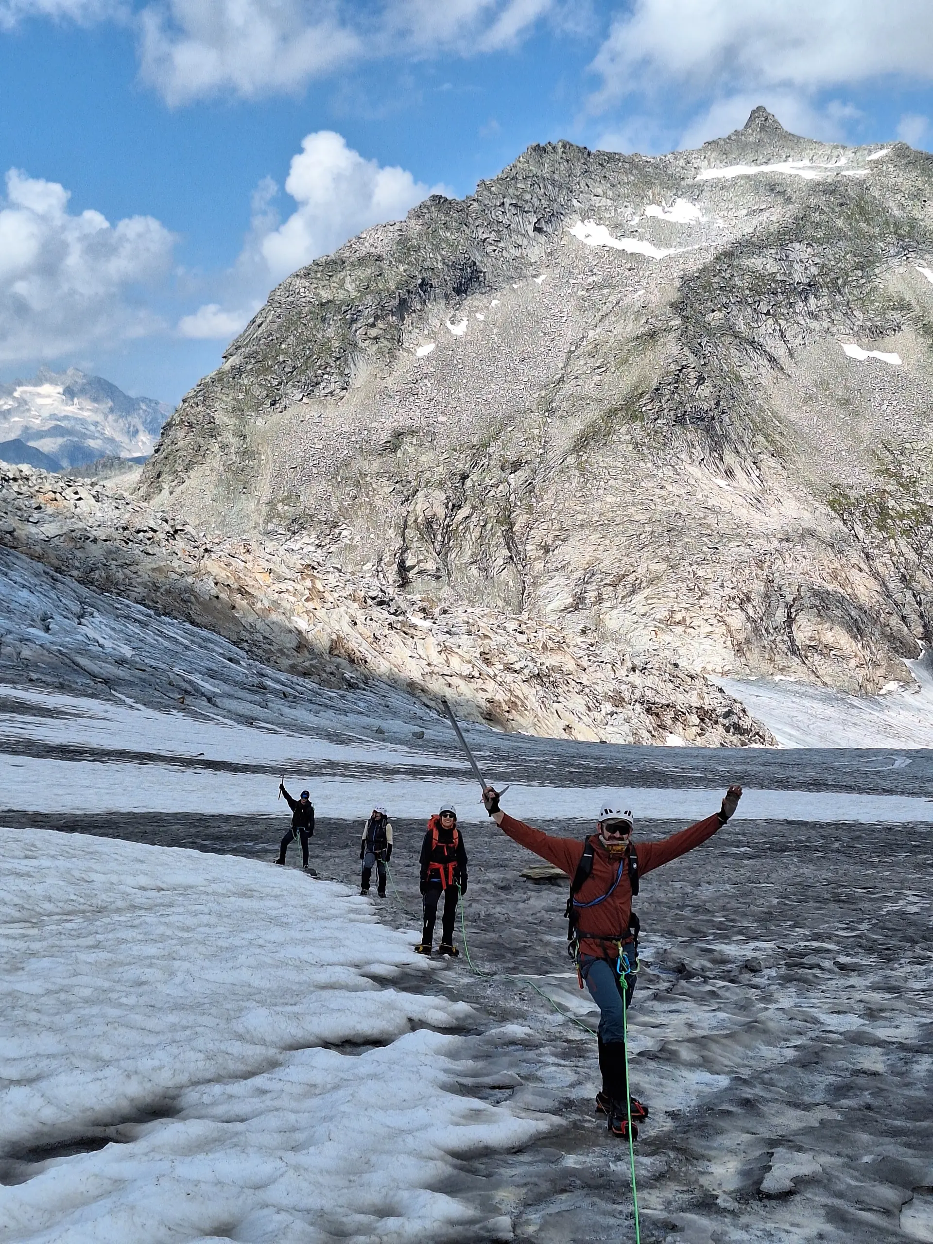 Gletscherseilschaft auf aperem Gletscher | © DAV Offenbach, Daniel Schreiner