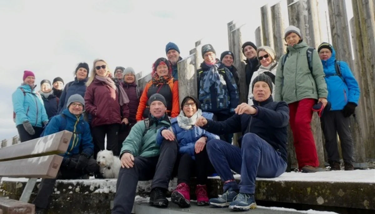 Die Wandergruppe an den Stangenpyramiden bei Dreieichenhain | © DAV Offenbach, Dr. Thomas Woznik