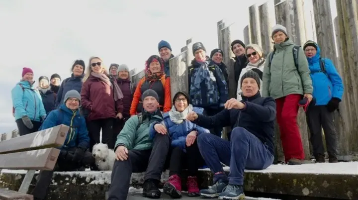 Die Wandergruppe an den Stangenpyramiden bei Dreieichenhain | © DAV Offenbach, Dr. Thomas Woznik