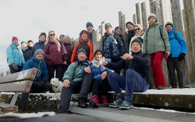 Die Wandergruppe an den Stangenpyramiden bei Dreieichenhain | © DAV Offenbach, Dr. Thomas Woznik