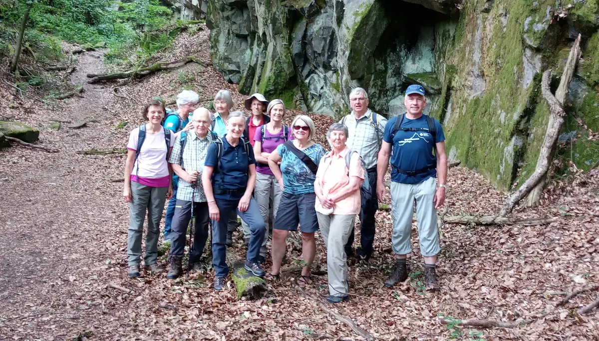Wandergruppe vor den Klippen der Noriswand | © DAV Offenbach, Holger Hanke