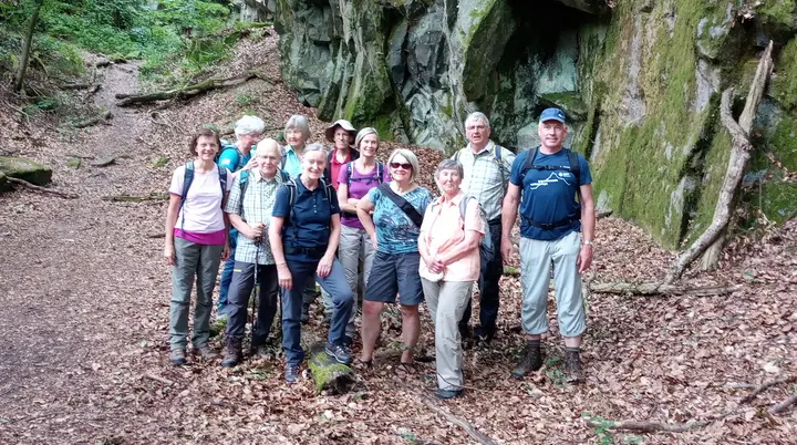 Wandergruppe vor den Klippen der Noriswand | © DAV Offenbach, Holger Hanke