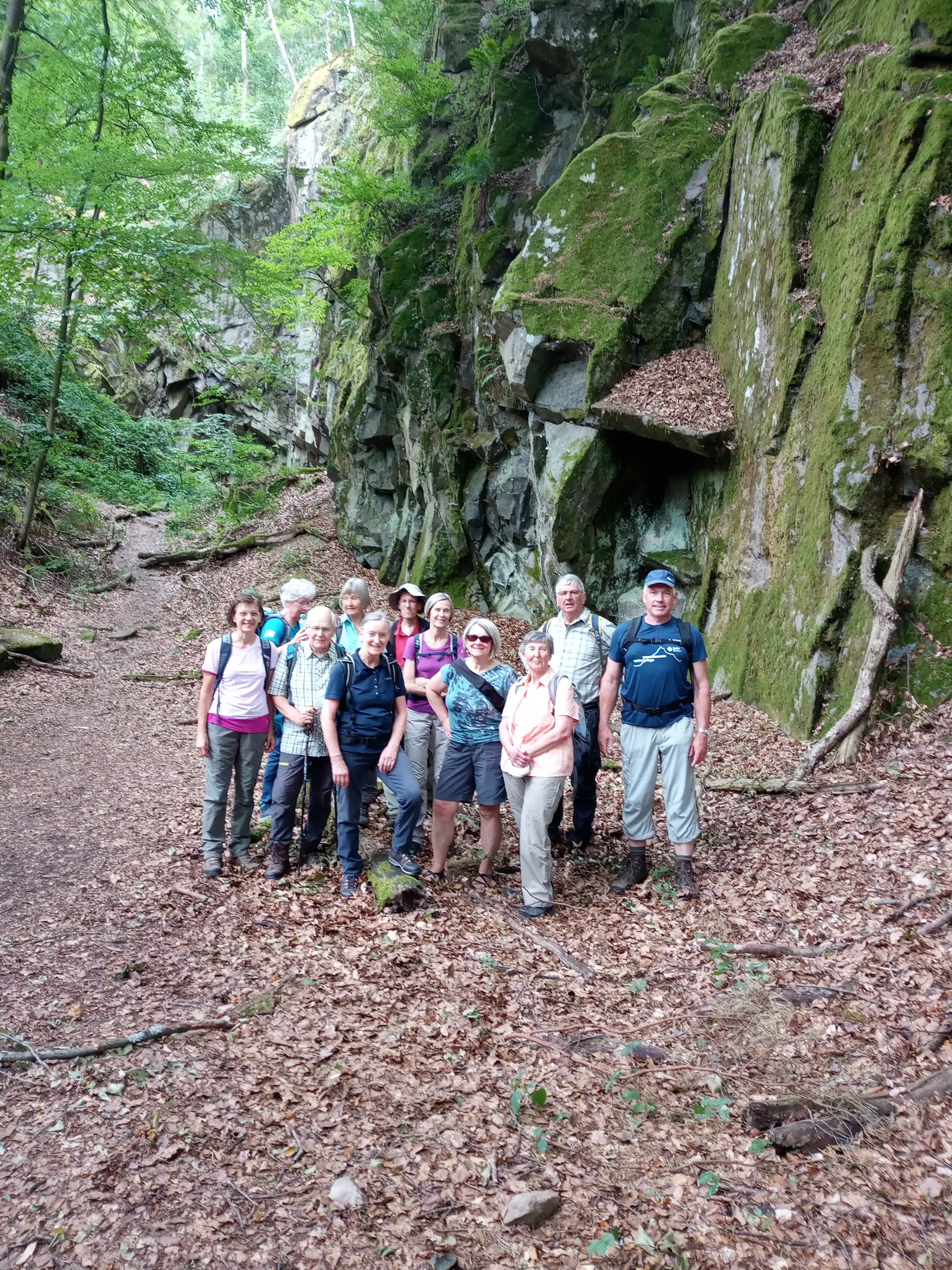 Wandergruppe vor den Klippen der Noriswand | © DAV Offenbach, Holger Hanke