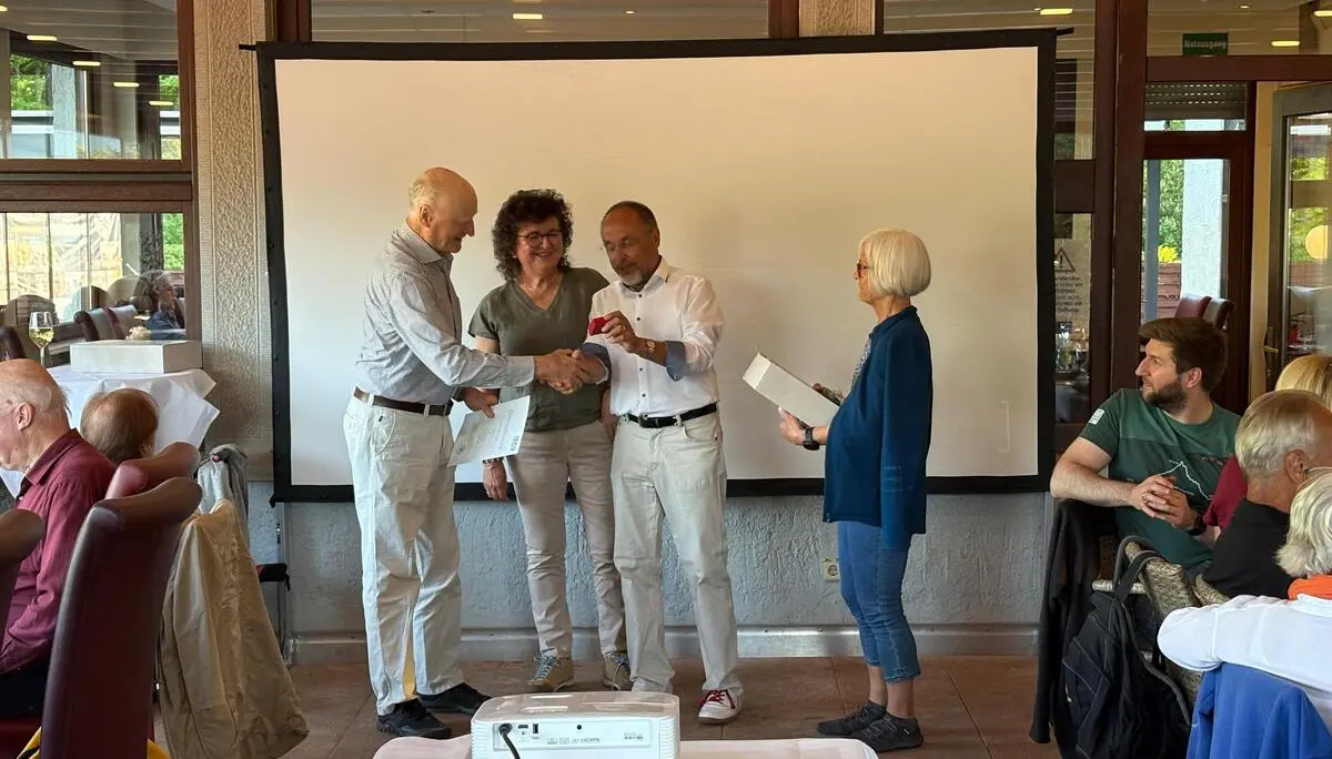 Ehrung für 60 Jahre Mitgliedschaft  -  Wolfram Doetsch (links) | © DAV Offenbach, Adina Biemüller