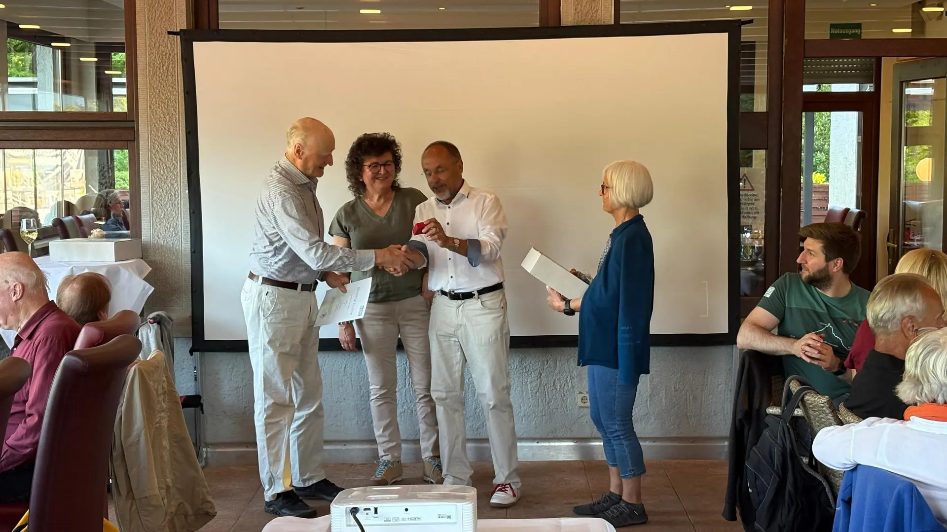 Ehrung für 60 Jahre Mitgliedschaft  -  Wolfram Doetsch (links) | © DAV Offenbach, Adina Biemüller