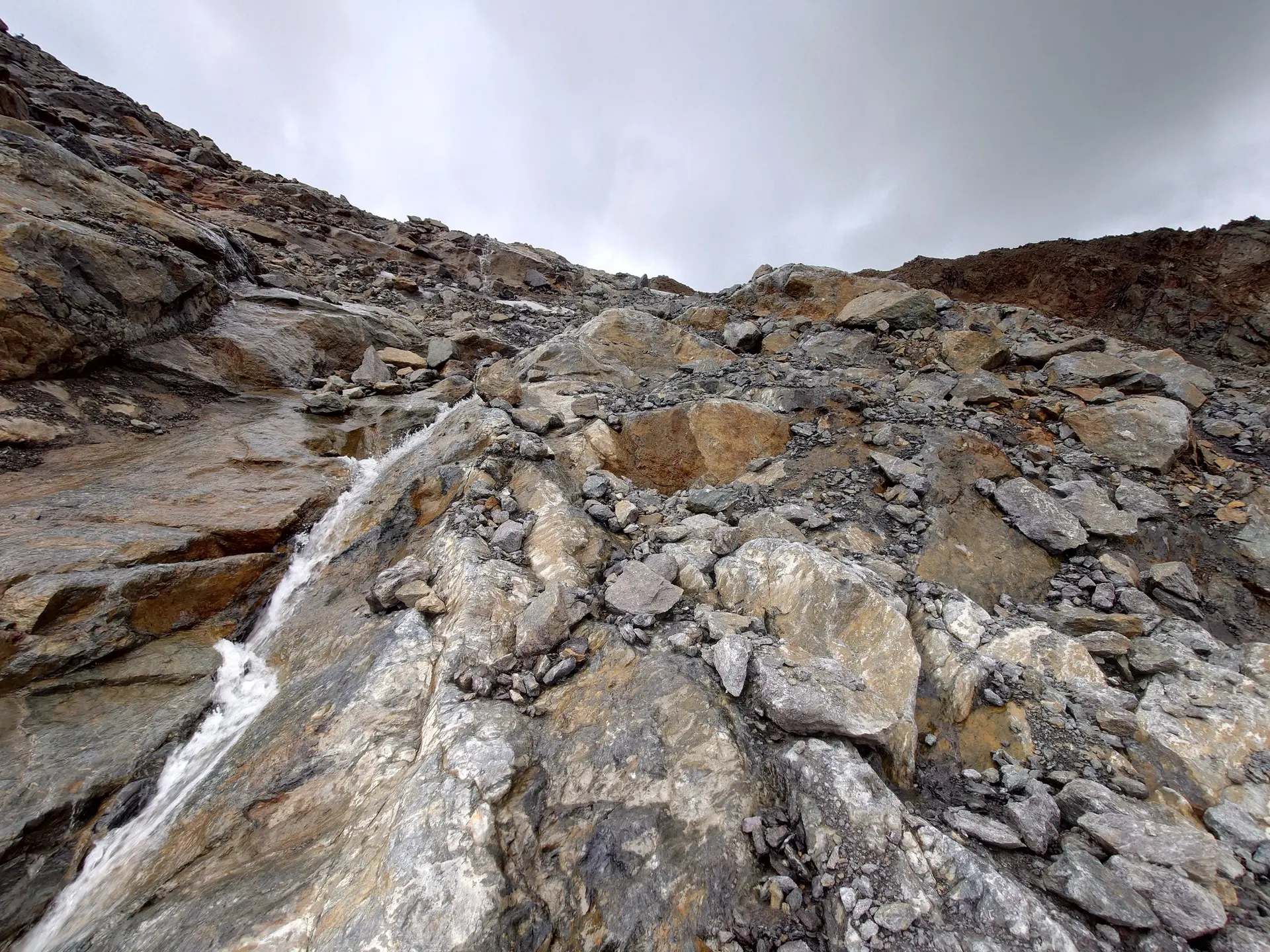 Gletscherfreier Durchschlupf - instabiler Untergrund | © DAV Offenbach, Sascha Mache
