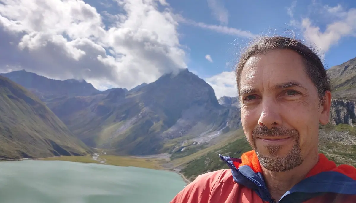 Sascha Mache mit Blick zum Riffelsee | © DAV Offenbach, Sascha Mache